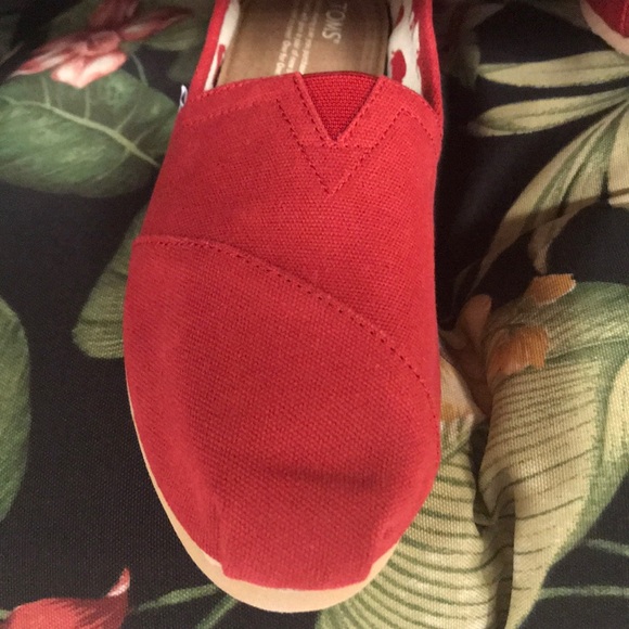 Tom’s Classics Red Canvas Slip - Picture 3 of 3